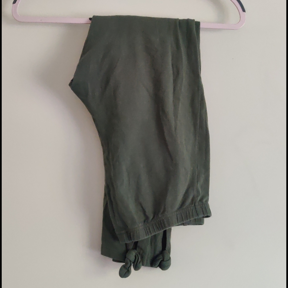 Green Leggings with cute Bow Detailing